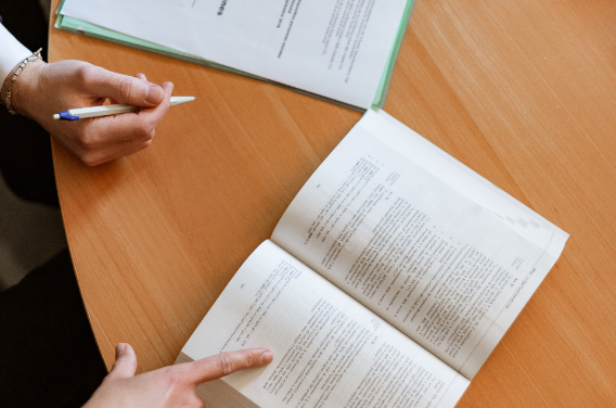 專業編輯提供文件精修評論,針對文法,用字與架構給予回饋,協助學生克服寫作盲點並提升寫作能力。