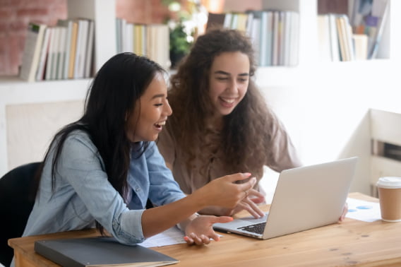 外籍編輯與學生一對一深度訪談,從母語者角度打造個人化留學申請文件,共同找出文件致勝亮點。